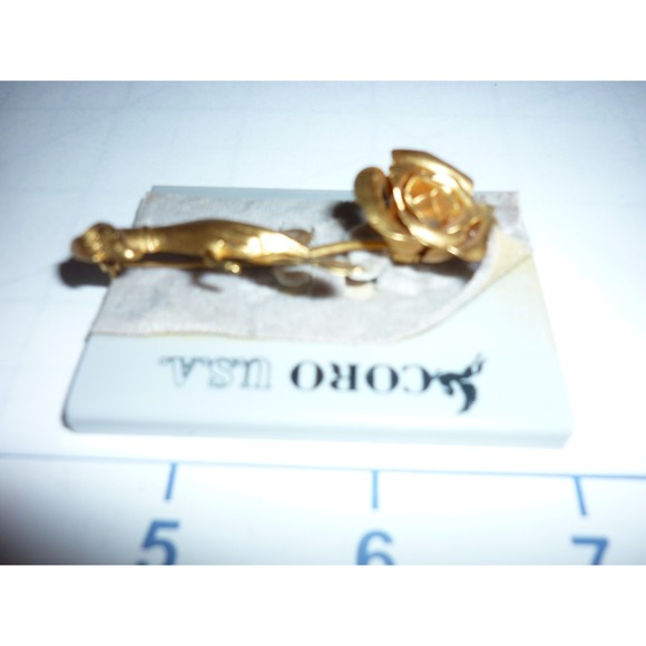 Vintage New Coro USA Gold Tone Victorian Hand Holding Rose Brooch Pin 2.75" - Picture 4 of 7